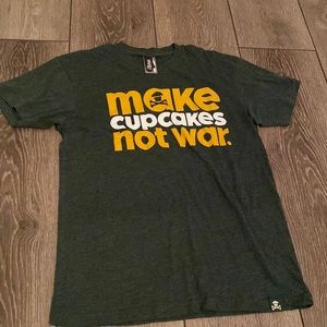 Large Green Johnny Cupcakes “Make Cupcakes not War” shirt